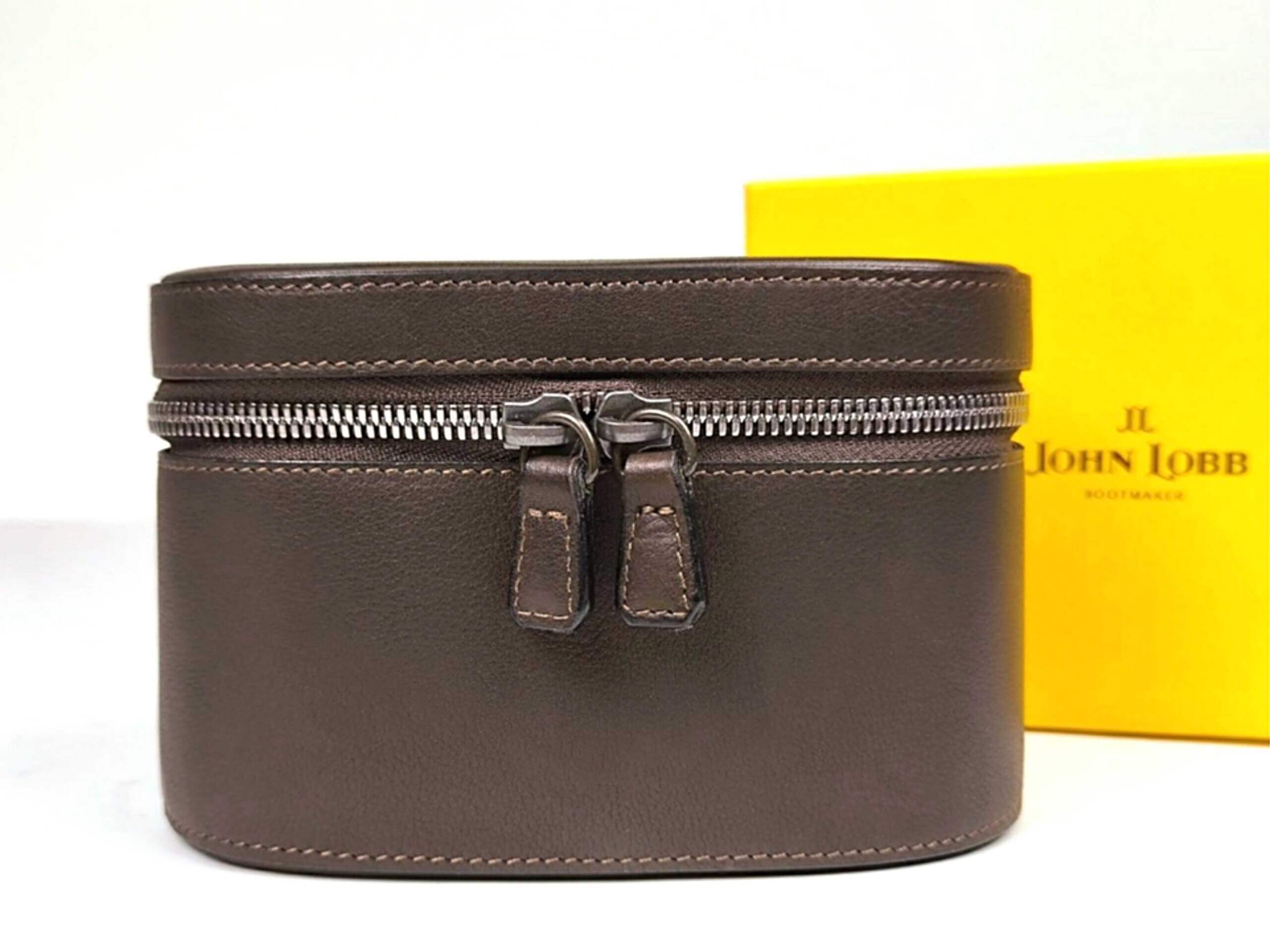 時を超え、旅を彩る奇跡の逸品。ジョンロブ「黄箱時代」トラベルケース
