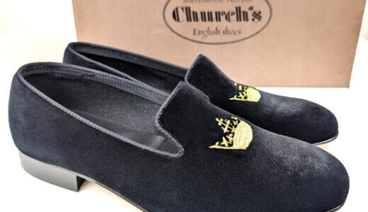 英国紳士の遊び心と品格が融合！ チャーチ「ソヴリン」ベルベットクラウンローファーの真髄👑