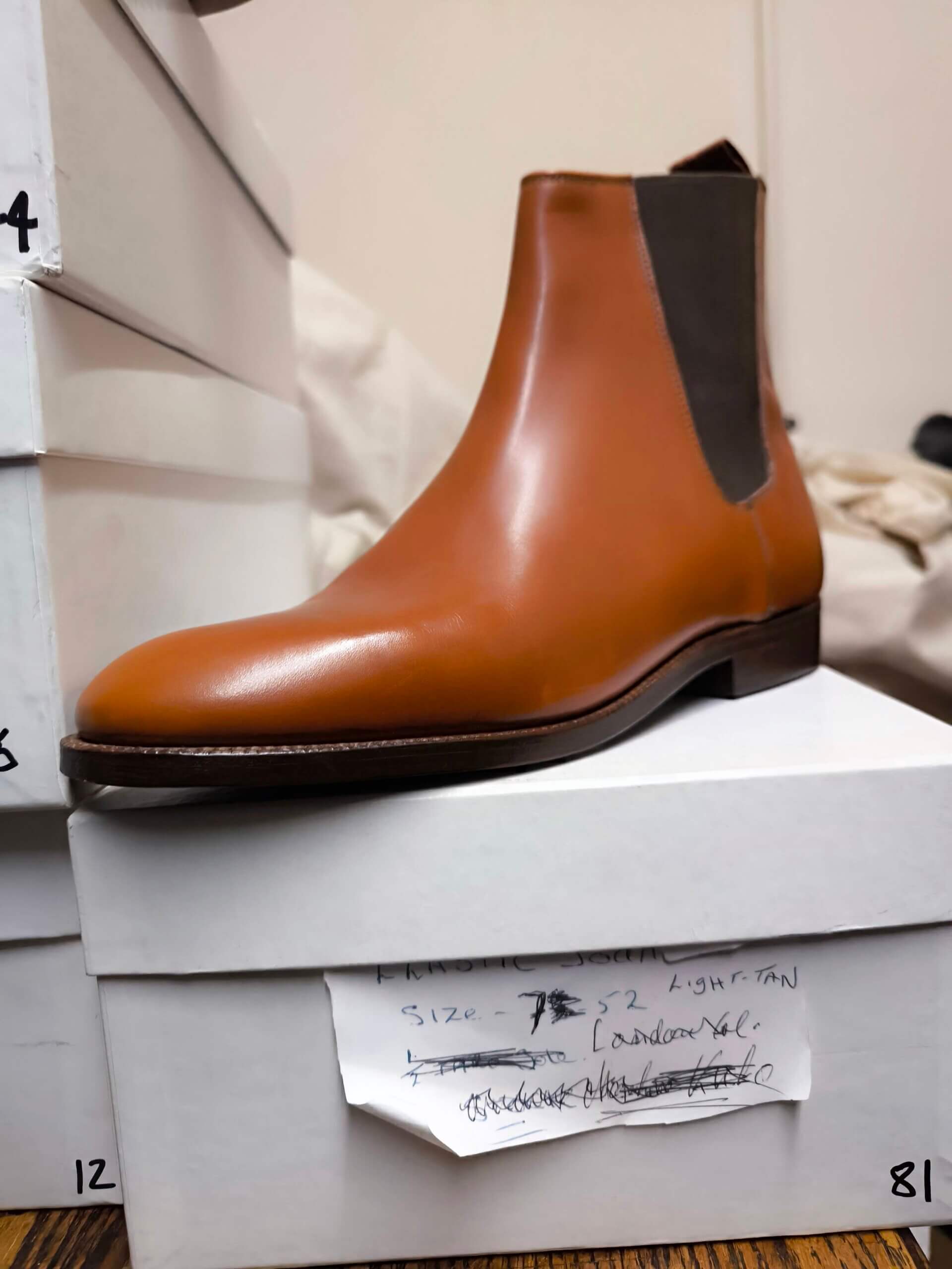 美しく光を反射するチェスナットカーフ