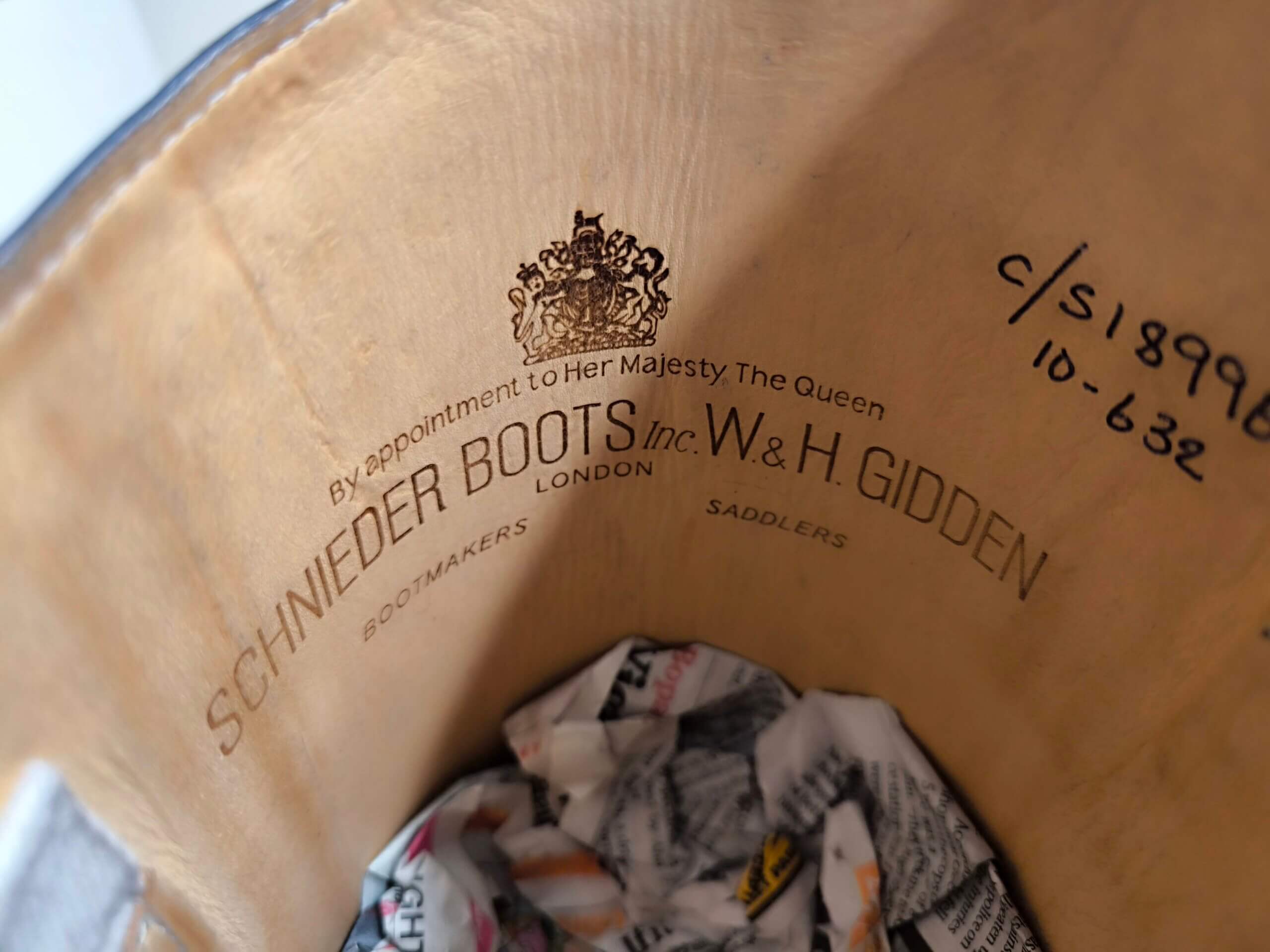 ギデン社の刻印が入ったバッグ内部