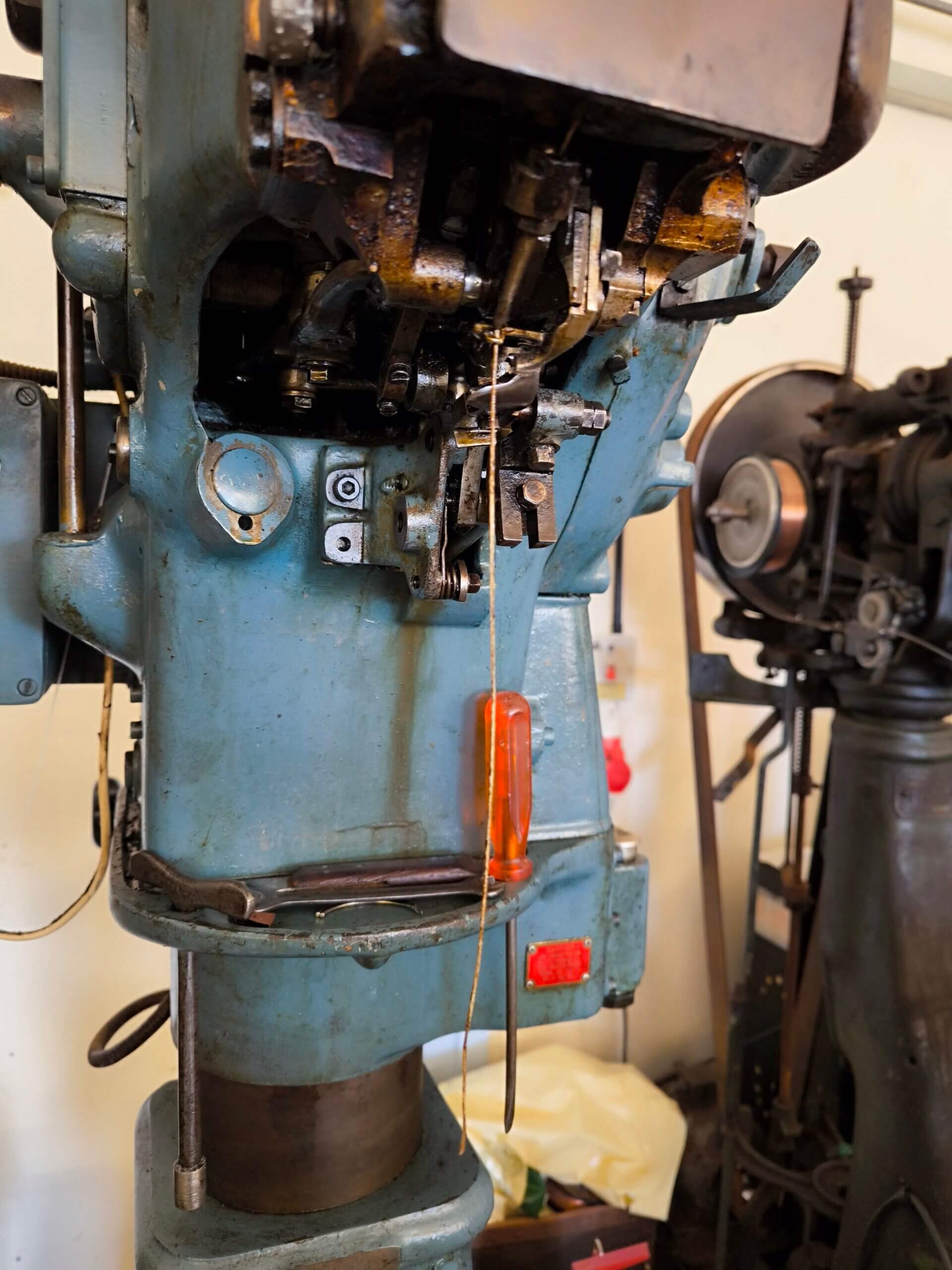 使い込まれたファクトリーの機械