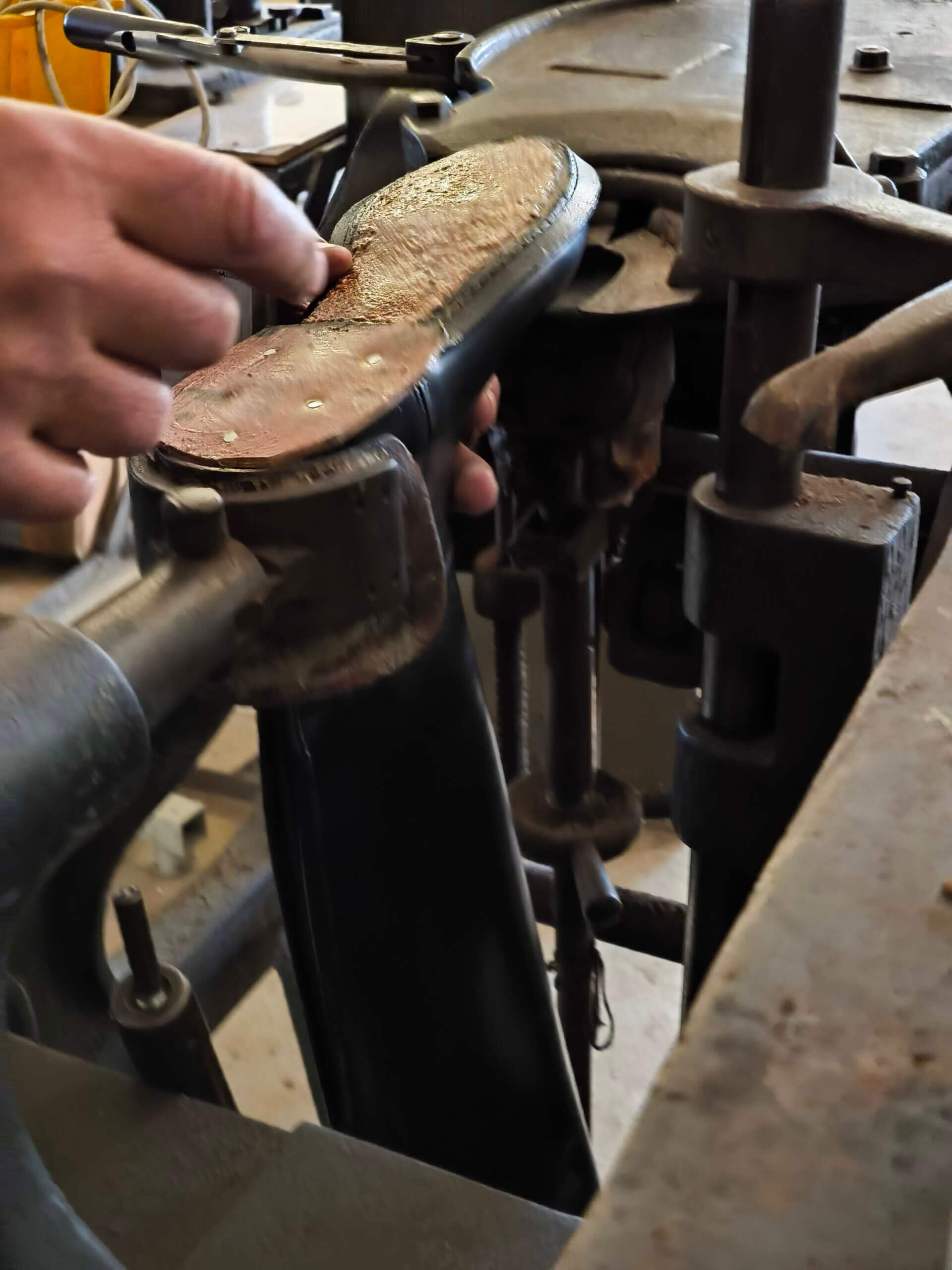 ソールを仕上げる職人の手元