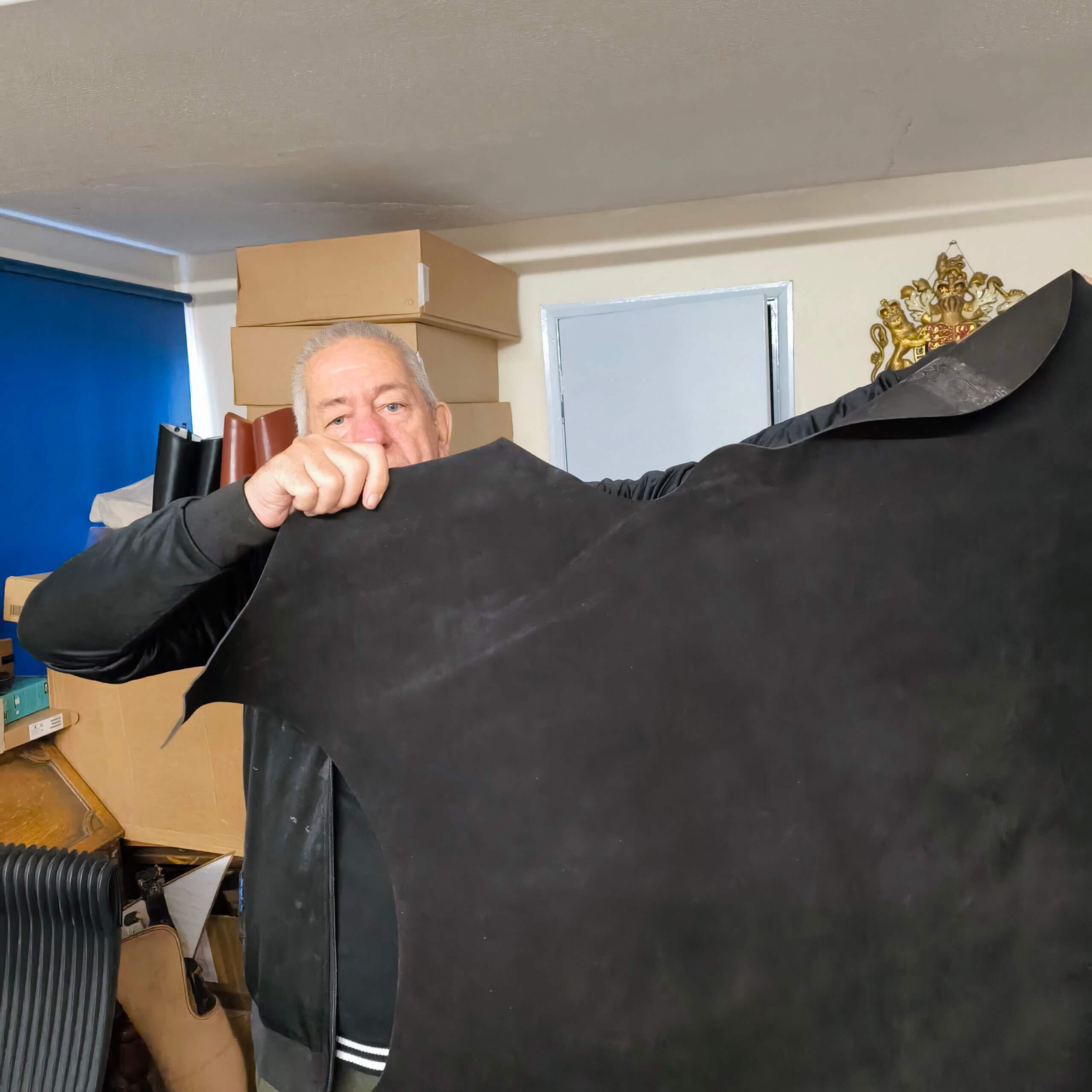 シュナイダーブーツの革をチェックするアンディ氏