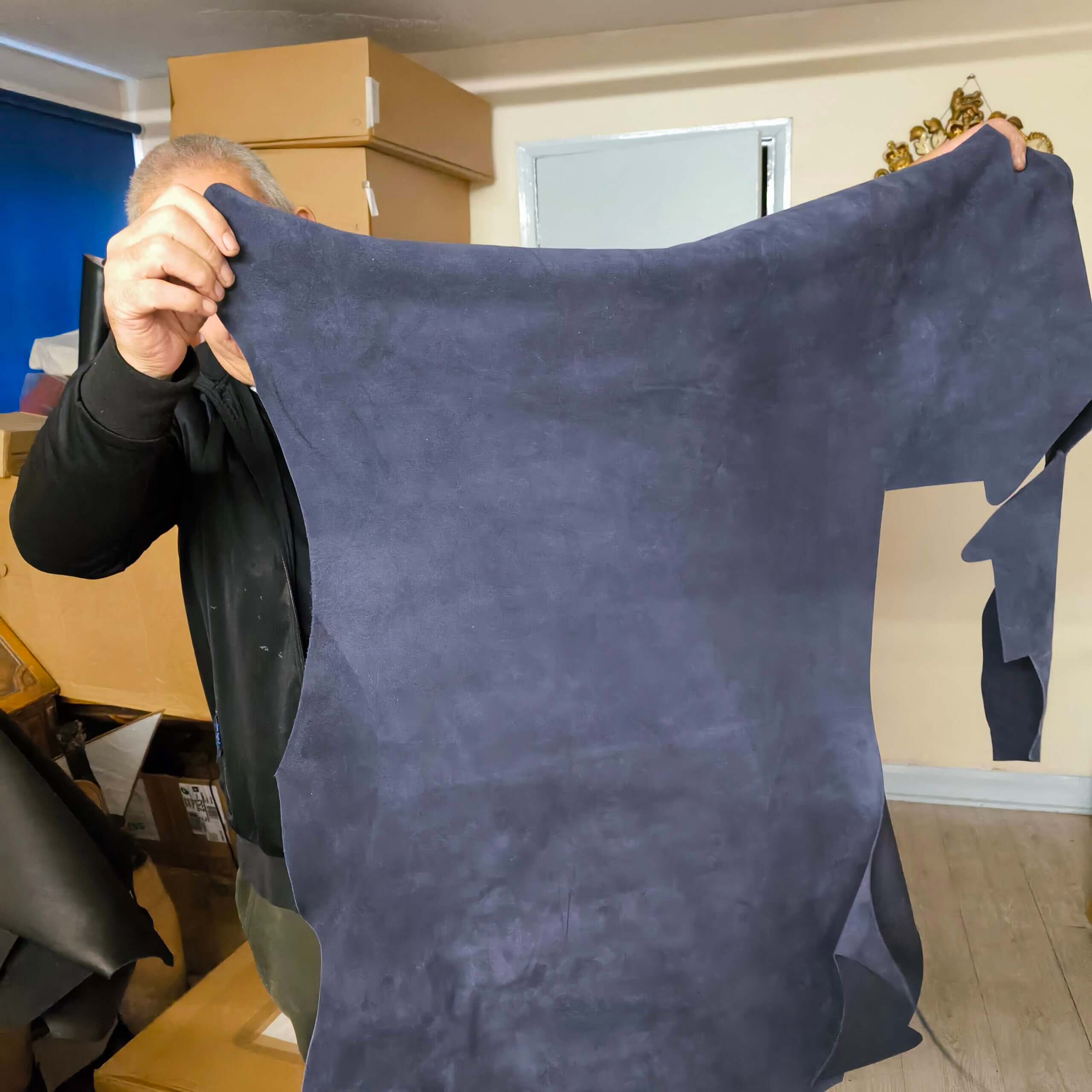 特別なレザーを広げるアンディ氏