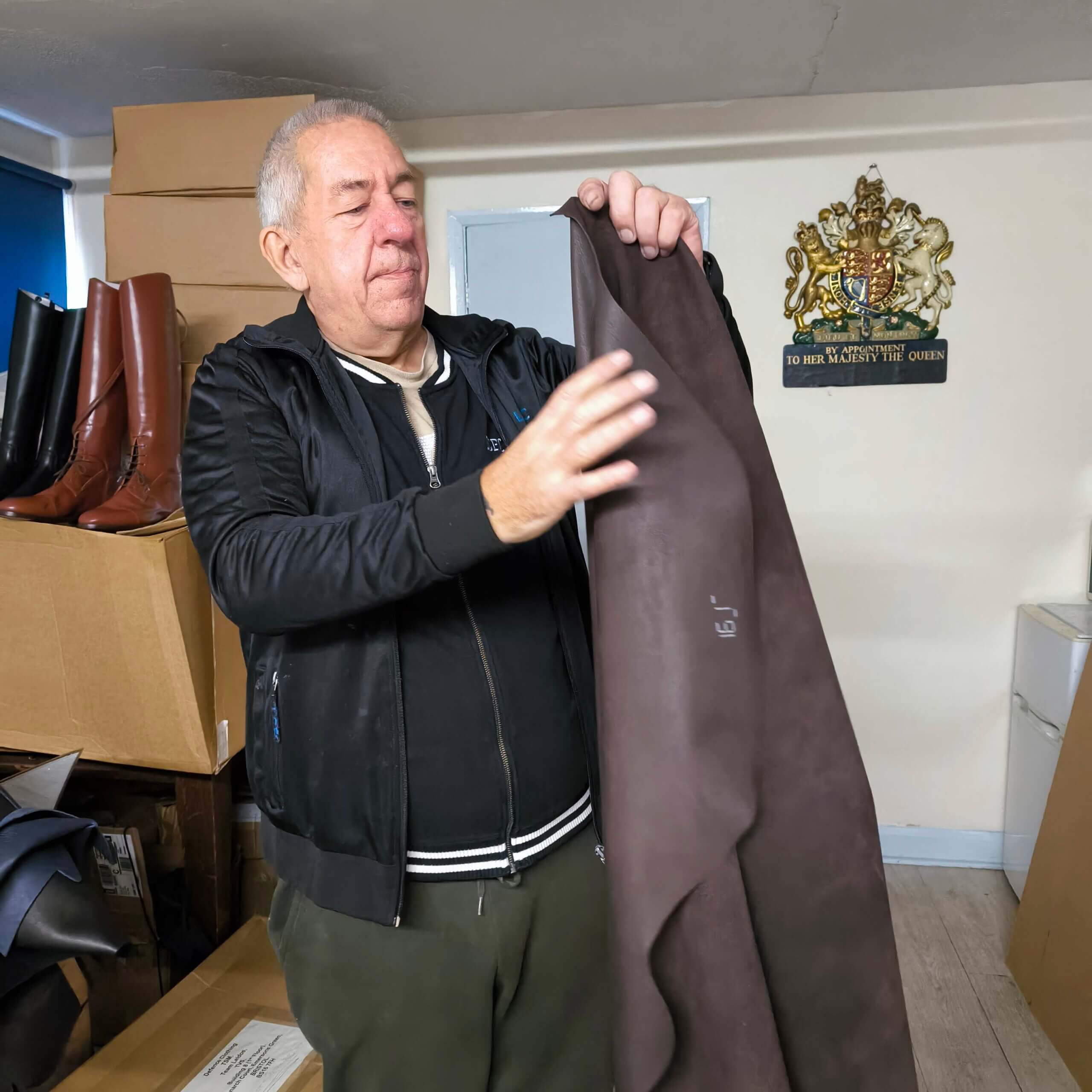 革の品質を厳しくチェックするアンディ氏