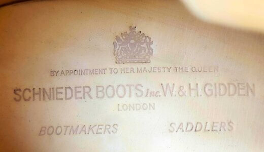 エリザベス女王が愛した証。シュナイダーブーツが誇る「ロイヤルワラント（英国王室御用達）」の重み