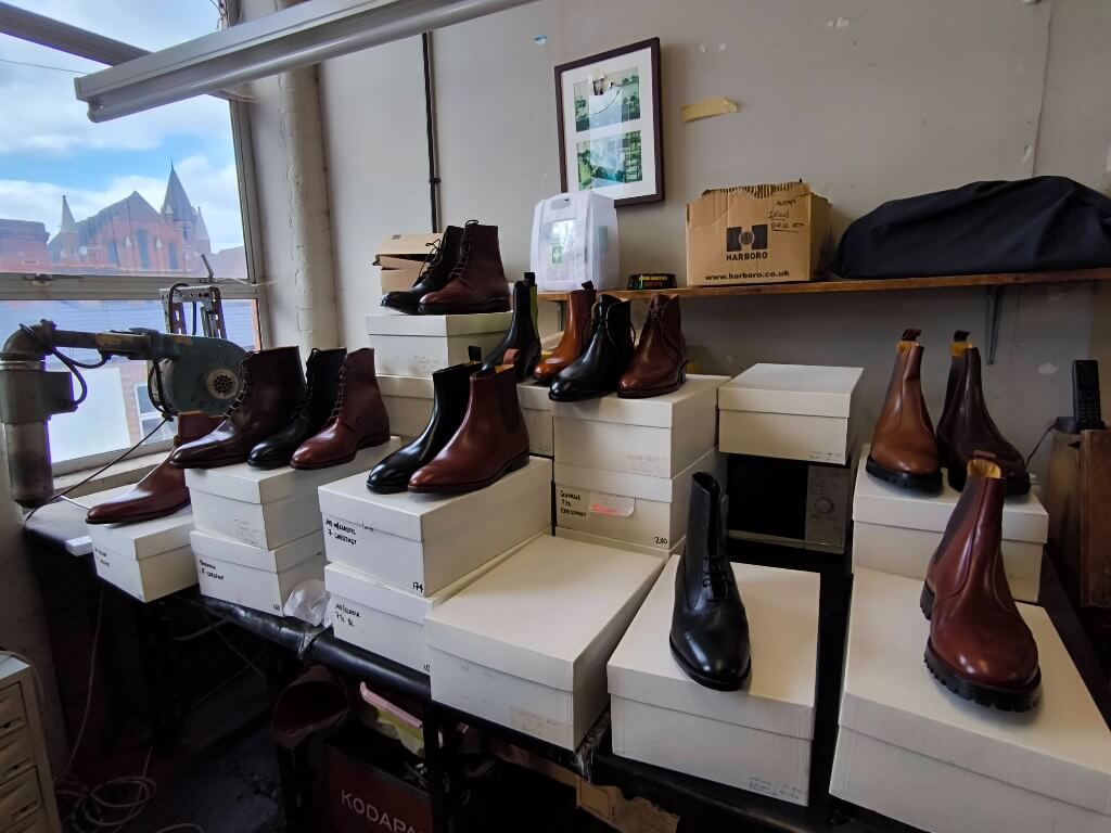 シュナイダーブーツ ファクトリーに並ぶパドックブーツを含むラインナップ